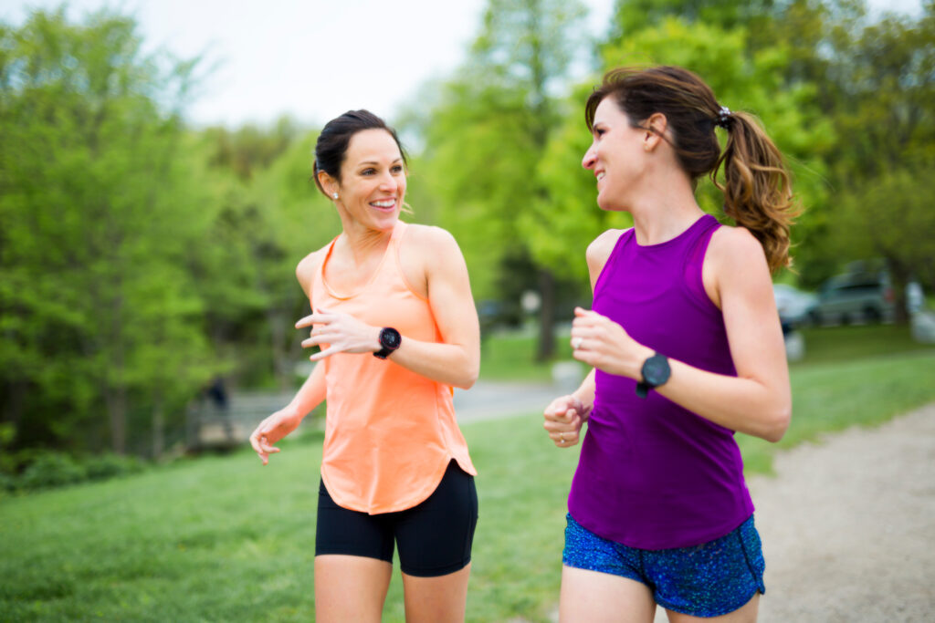 Dos mujeres corriendo en el parque