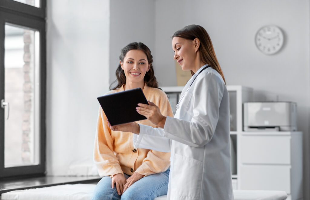 Doctora hablando con paciente en un hospital