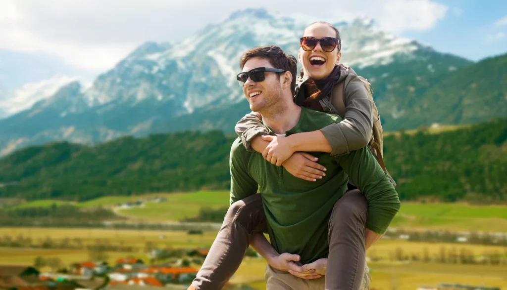 Hombre cargando mujer en un paisaje