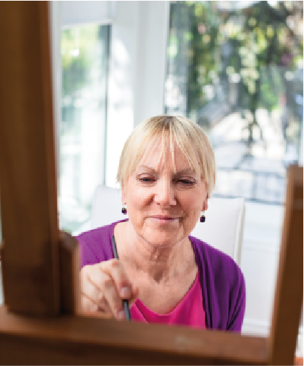 Mujer pintando de frente