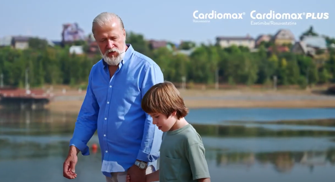 Abuelo y nieto caminando