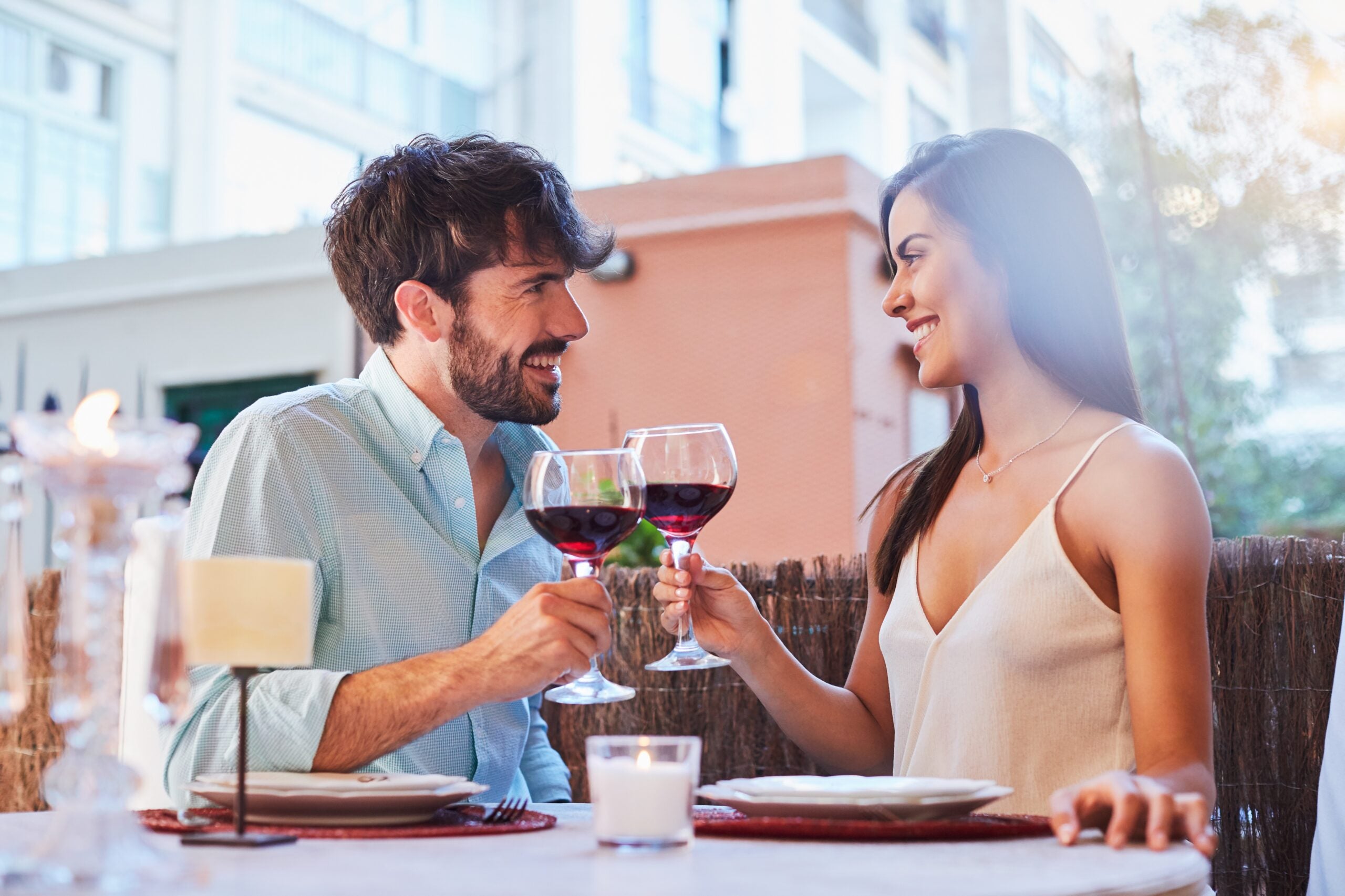 Pareja tomando vino